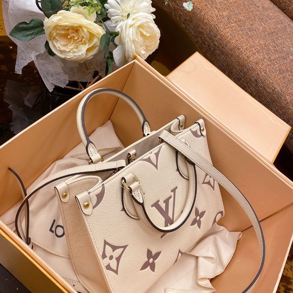 Louis Vuitton ONTHEGO MM Bag - Picture 6 of 9